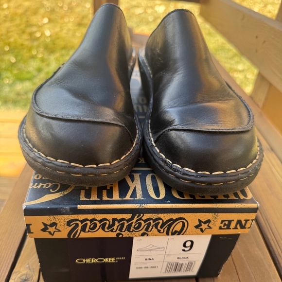 Cherokee Black Leather Clogs - Picture 9 of 10